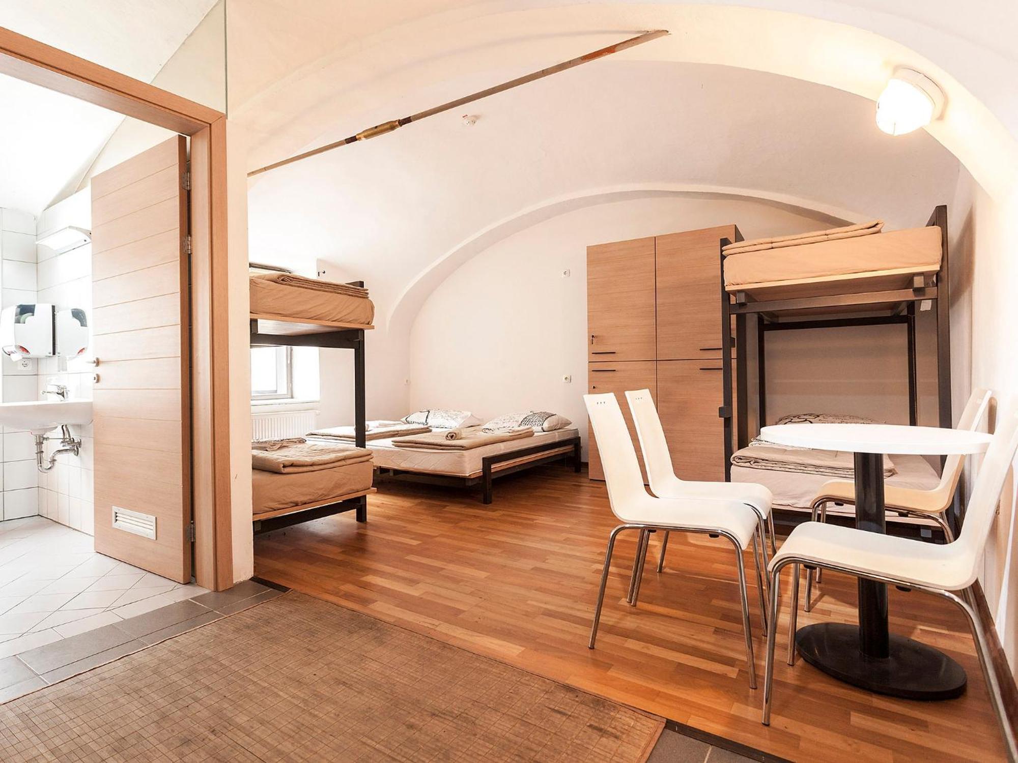 Hostel Situla Ново Место Екстериор снимка